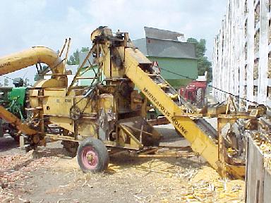 Corn husker in operation