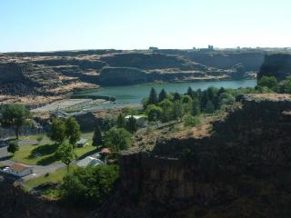 Twin Falls waterfall / Snake River Valley